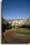 Lombard Street - nejstrmější ulice na světě (v dálce Telegraph Hill)